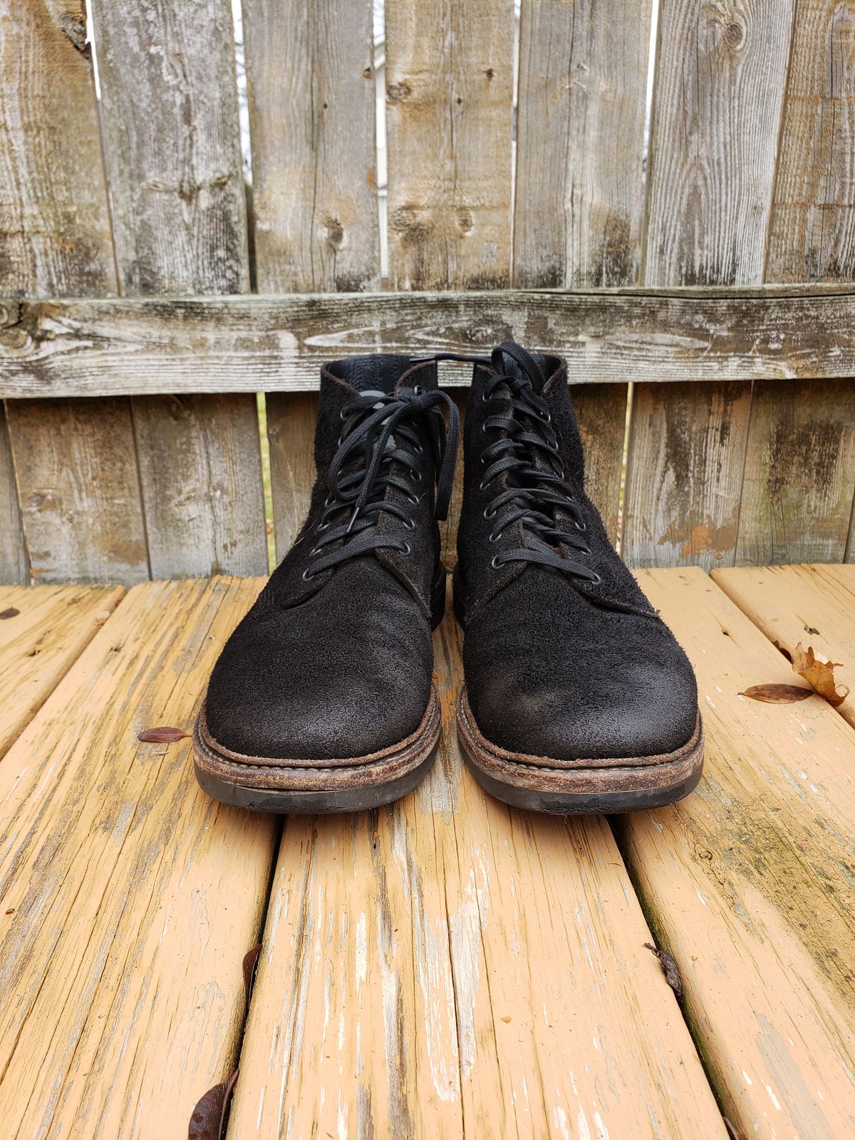 Photo by SneakyTurtle on January 1, 2023 of the Oak Street Bootmakers Field Boot in Seidel Black Oiled Congo Shrunken Bison Roughout.