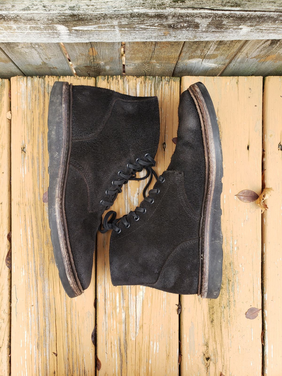 Photo by SneakyTurtle on January 1, 2023 of the Oak Street Bootmakers Field Boot in Seidel Black Oiled Congo Shrunken Bison Roughout.