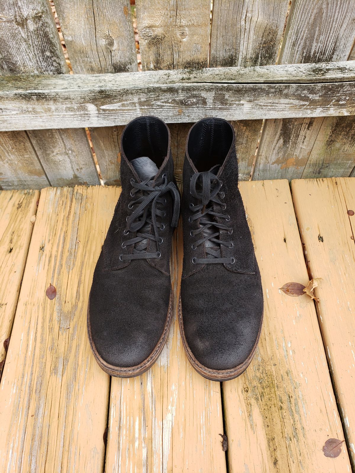 Photo by SneakyTurtle on January 1, 2023 of the Oak Street Bootmakers Field Boot in Seidel Black Oiled Congo Shrunken Bison Roughout.