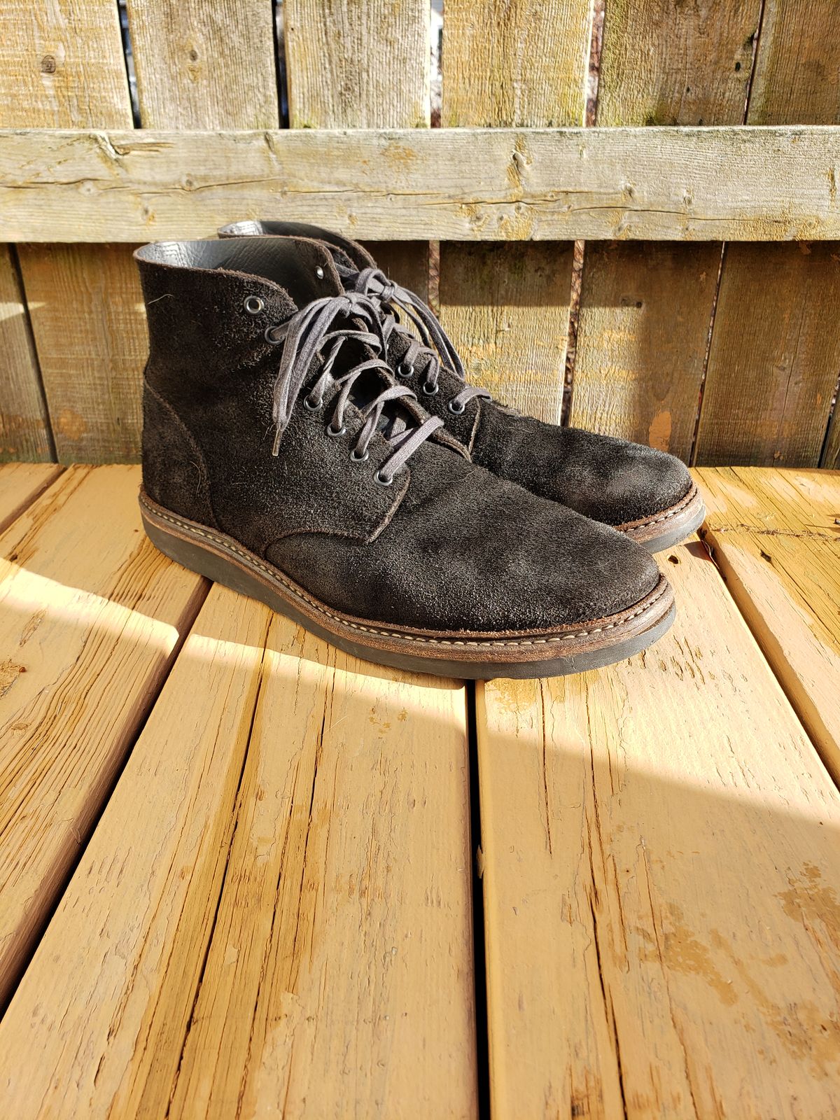 Photo by SneakyTurtle on April 1, 2023 of the Oak Street Bootmakers Field Boot in Seidel Black Oiled Congo Shrunken Bison Roughout.