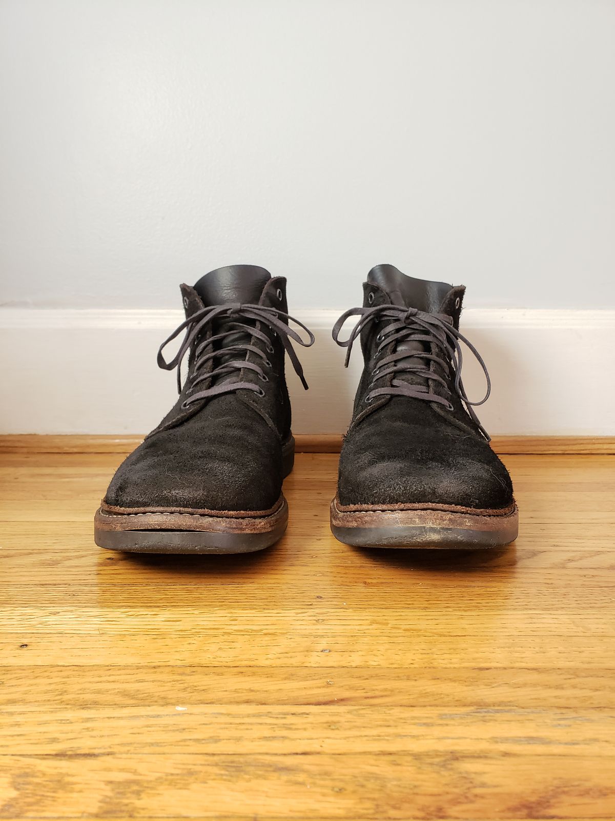 Photo by SneakyTurtle on April 1, 2023 of the Oak Street Bootmakers Field Boot in Seidel Black Oiled Congo Shrunken Bison Roughout.