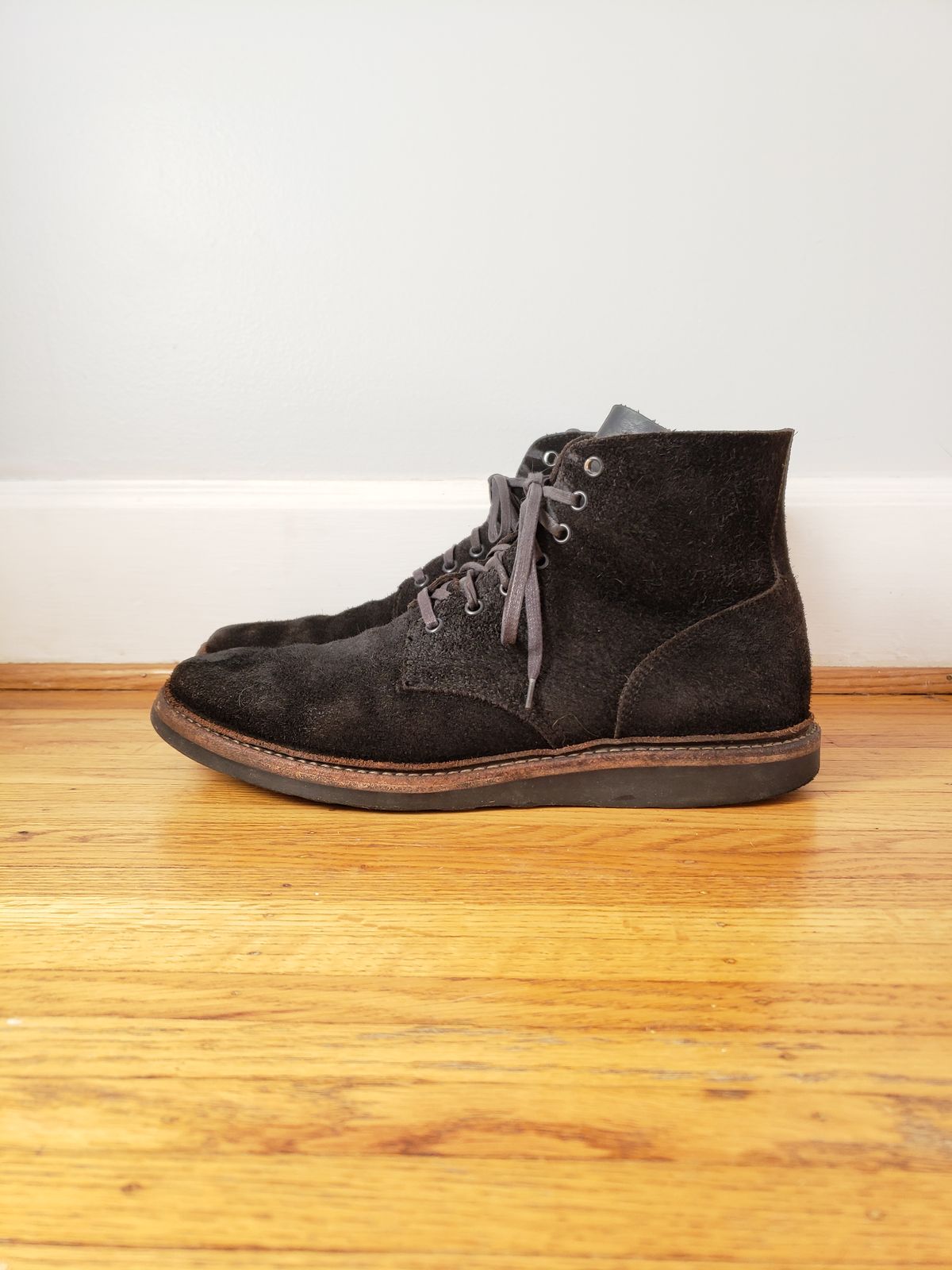 Photo by SneakyTurtle on April 1, 2023 of the Oak Street Bootmakers Field Boot in Seidel Black Oiled Congo Shrunken Bison Roughout.