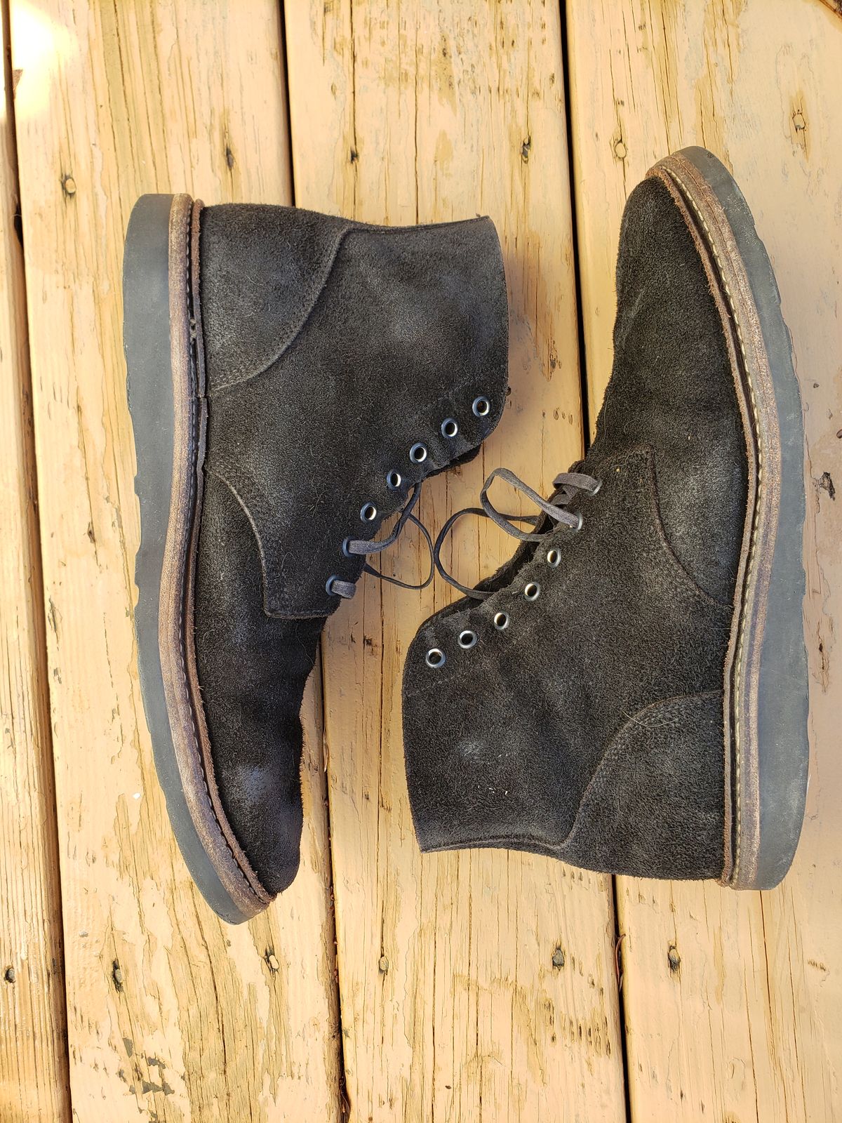 Photo by SneakyTurtle on April 1, 2023 of the Oak Street Bootmakers Field Boot in Seidel Black Oiled Congo Shrunken Bison Roughout.