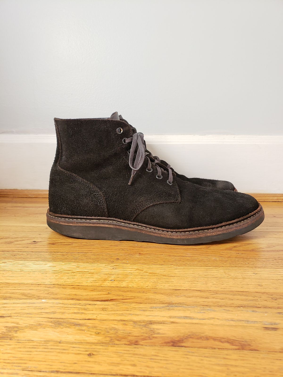 Photo by SneakyTurtle on April 1, 2023 of the Oak Street Bootmakers Field Boot in Seidel Black Oiled Congo Shrunken Bison Roughout.