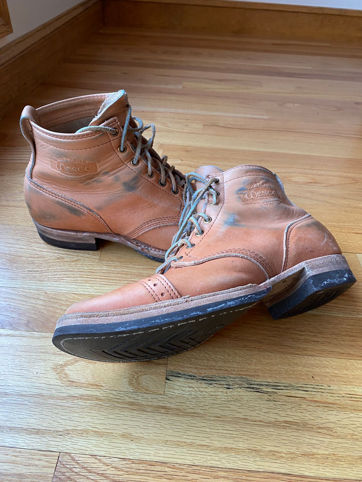 Photo by AgEcho on February 1, 2022 of the Wesco Hendrik in Horween Natural Essex.