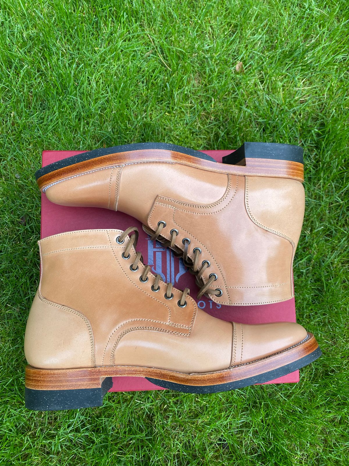 Photo by AgEcho on October 1, 2022 of the Tahura Captoelari in Shinki Natural Shell Cordovan.
