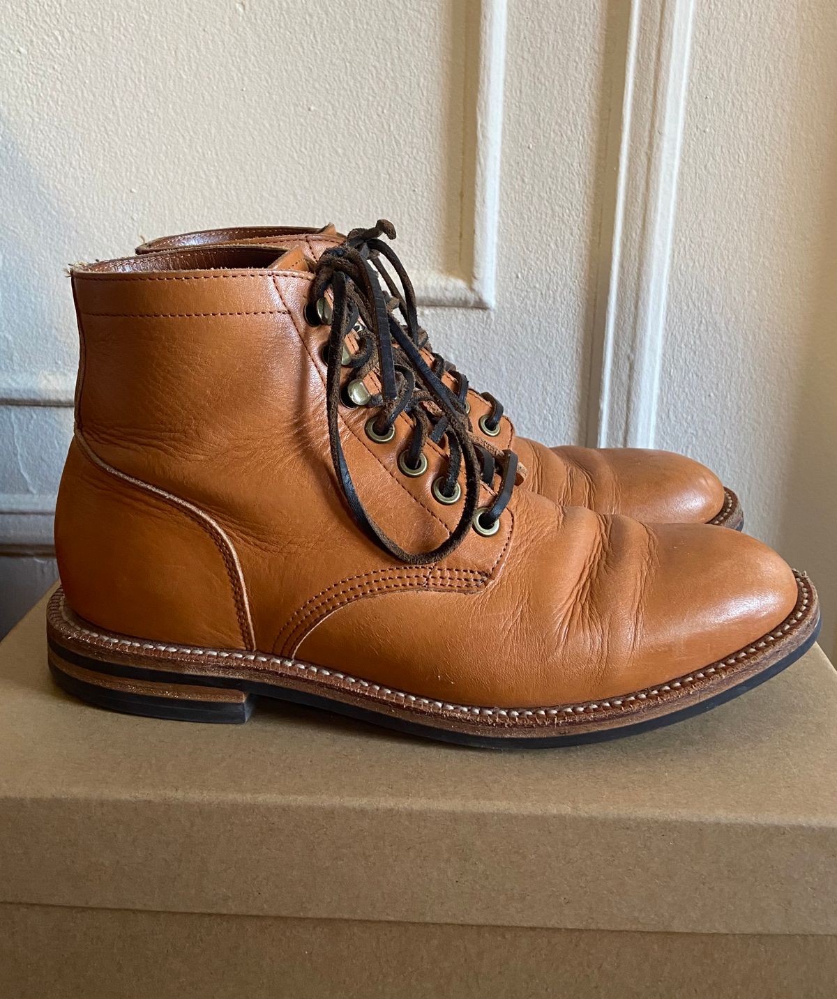 Photo by bootsabouttown on December 5, 2022 of the Grant Stone Diesel Boot in Horween English Tan Essex.