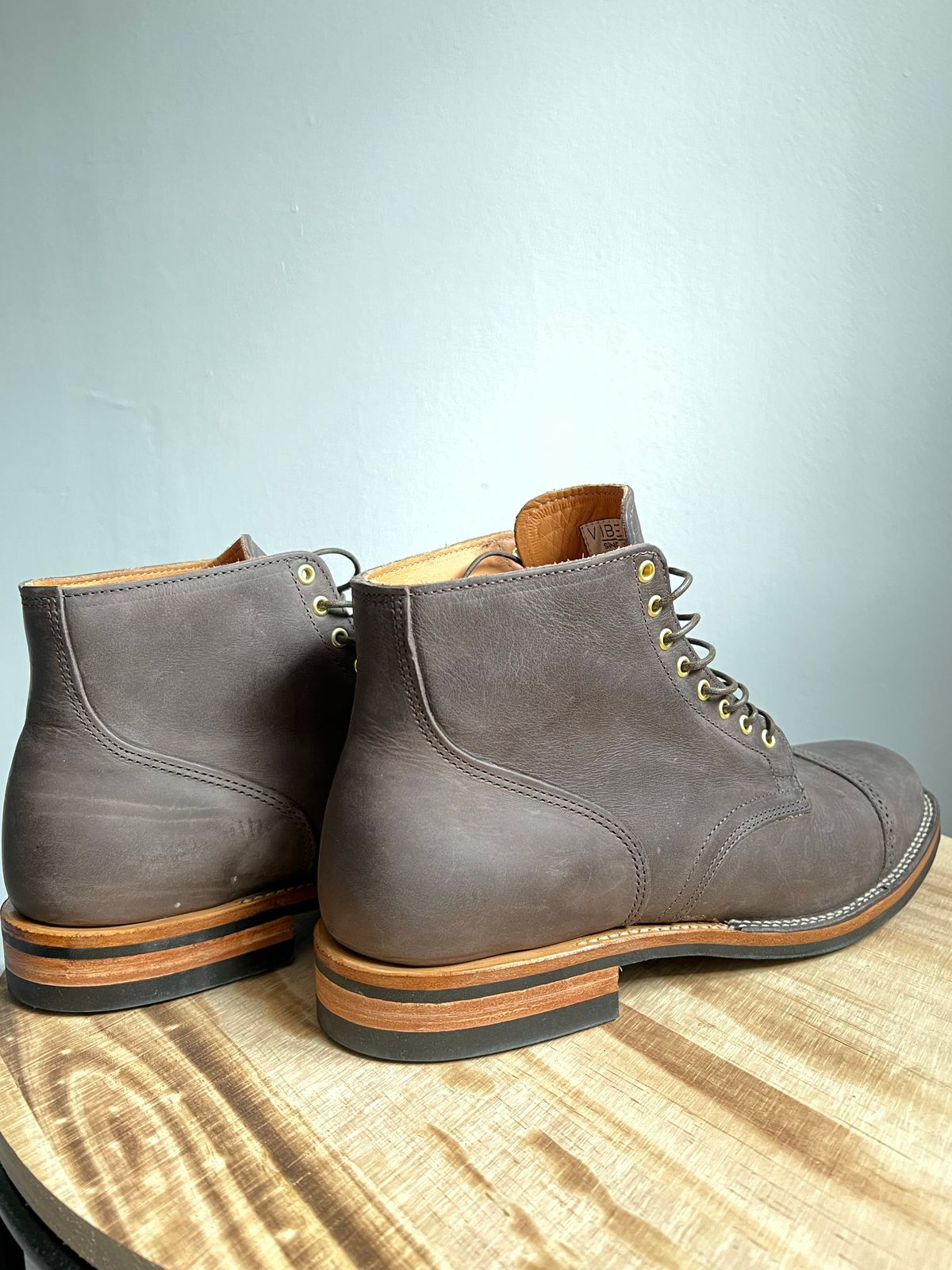 Photo by Marcel_K on October 1, 2022 of the Viberg Service Boot BCT in Maryam 1071 Port Vitello Calf Nubuck.
