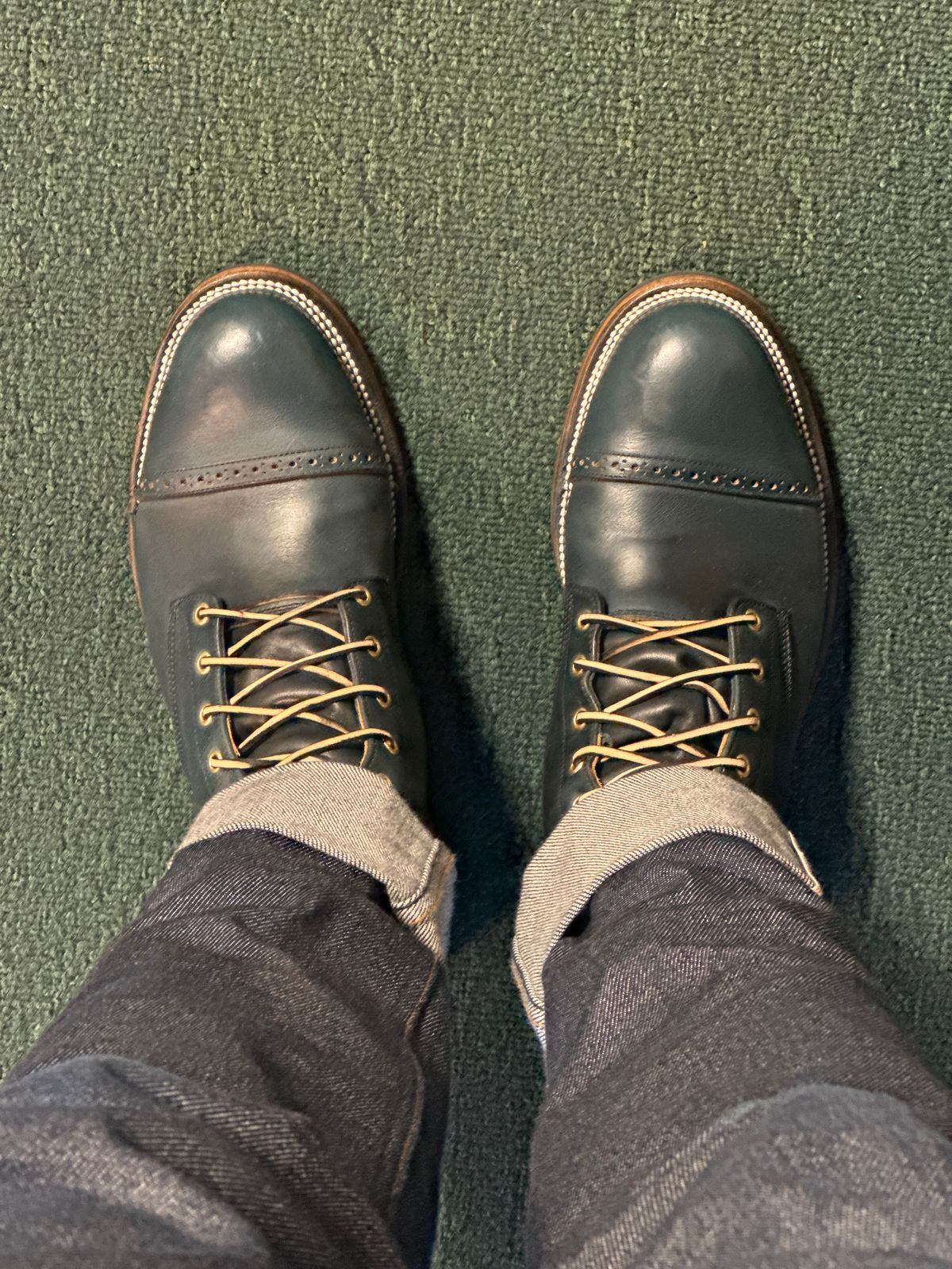 Photo by austinrylees on February 28, 2024 of the Unmarked DB Hunter in Horween Navy Chromexcel.