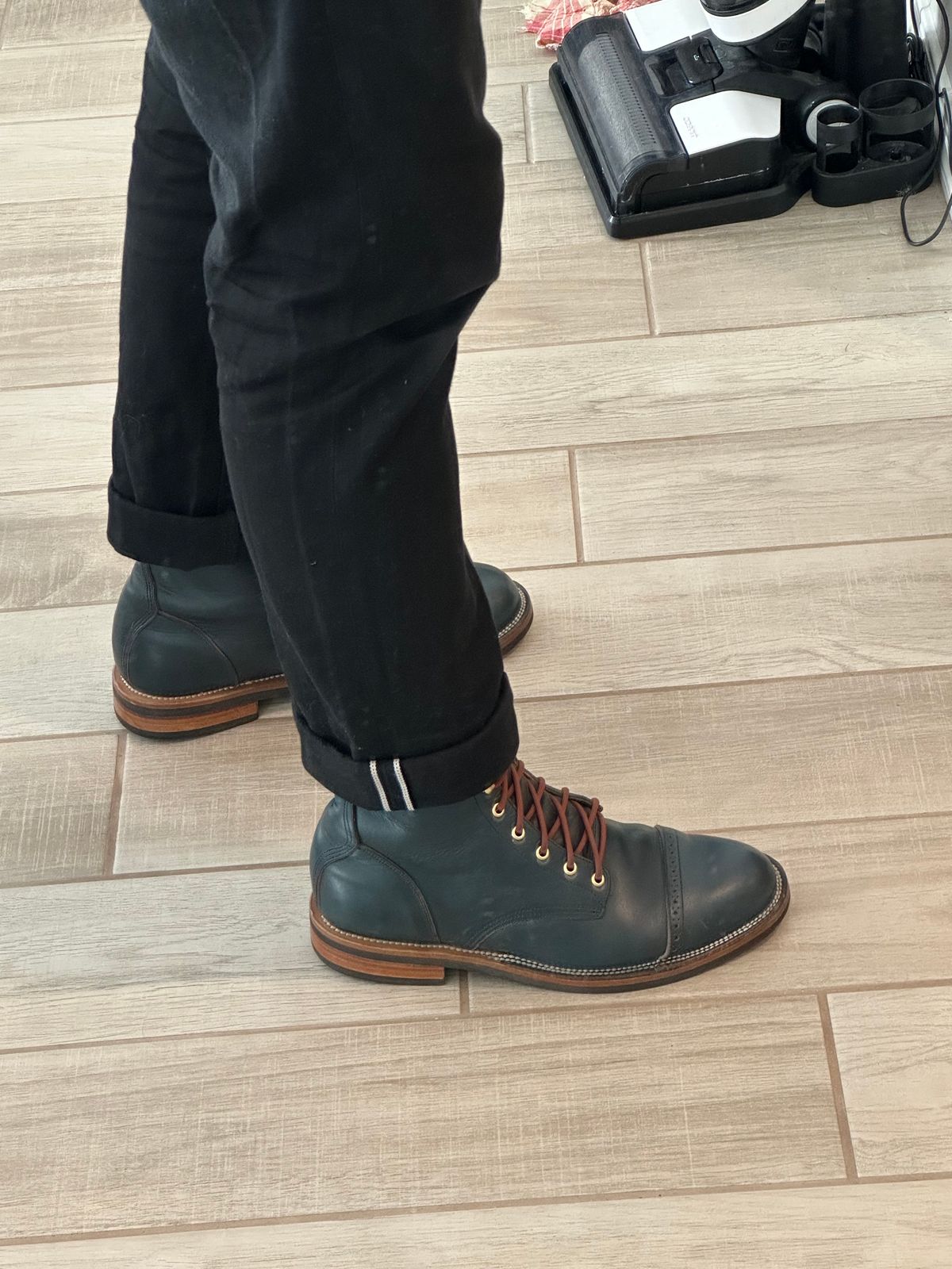 Photo by austinrylees on May 22, 2024 of the Unmarked DB Hunter in Horween Navy Chromexcel.