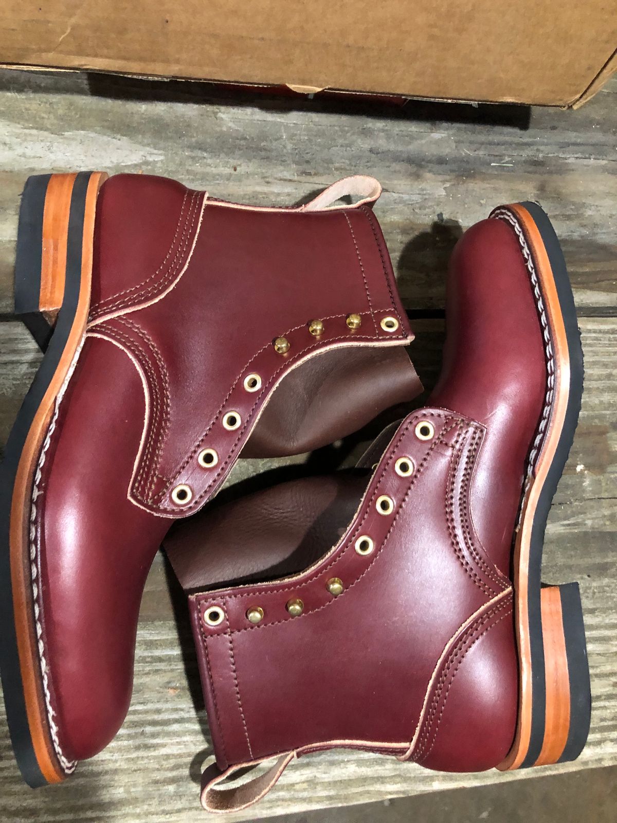 Photo by dj1989 on October 2, 2023 of the Nicks x Parkhurst V1 in Wickett & Craig Burgundy English Bridle.