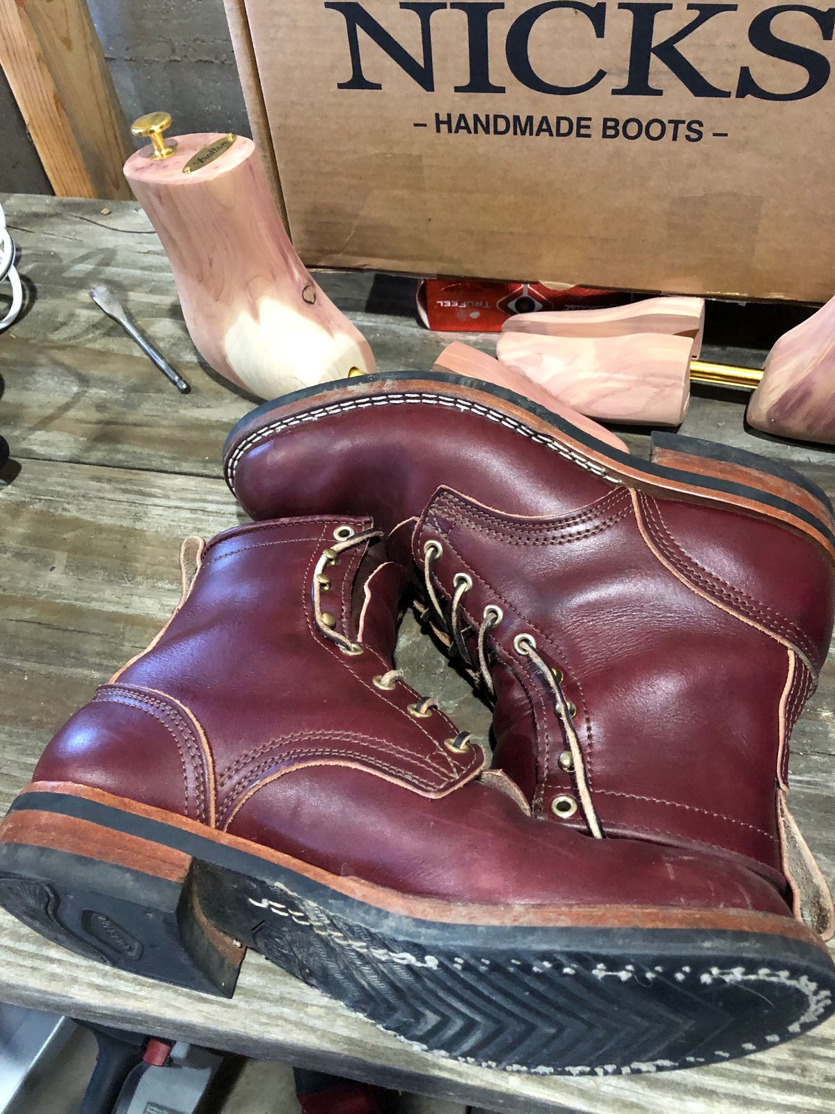 Photo by dj1989 on February 5, 2024 of the Nicks x Parkhurst V1 in Wickett & Craig Burgundy English Bridle.
