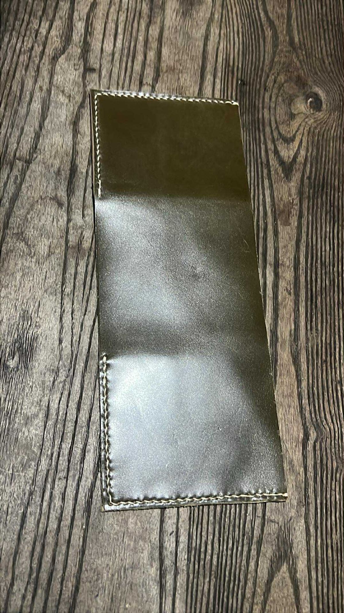 Photo by elmer.richard on November 5, 2025 of the Sentillanosa Minimalist Trifold Wallet in Shinki Olive Shell Cordovan.