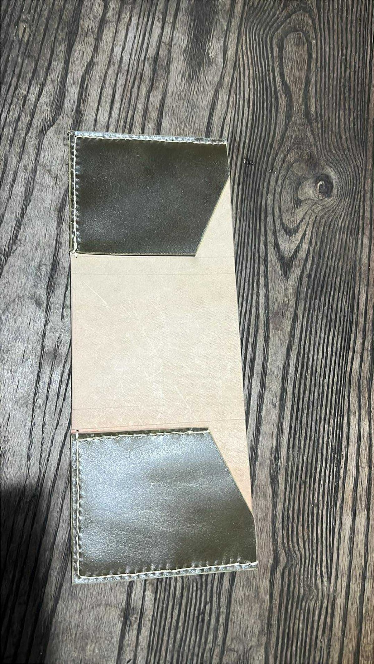 Photo by elmer.richard on November 5, 2025 of the Sentillanosa Minimalist Trifold Wallet in Shinki Olive Shell Cordovan.