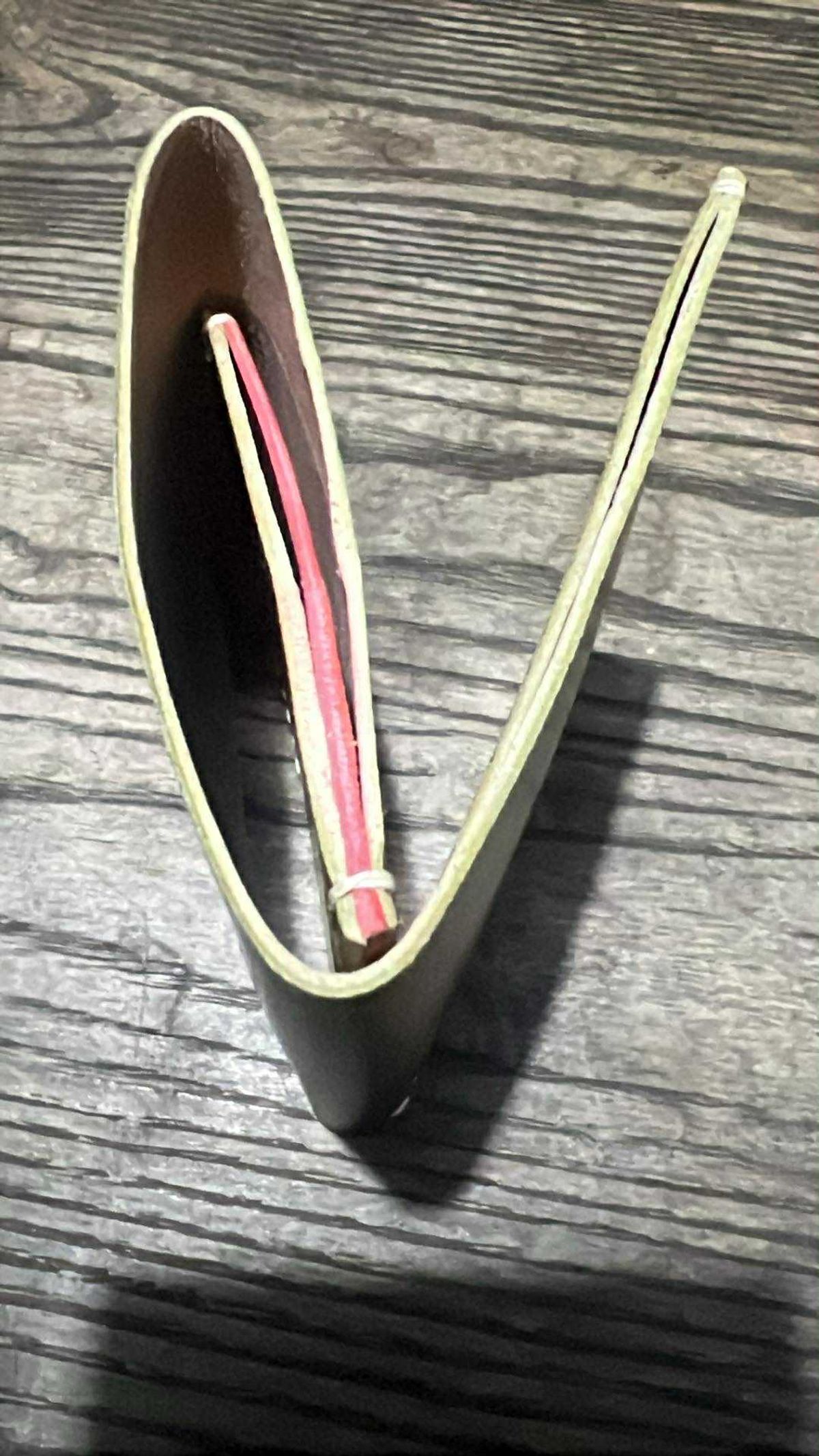 Photo by elmer.richard on November 5, 2025 of the Sentillanosa Minimalist Trifold Wallet in Shinki Olive Shell Cordovan.