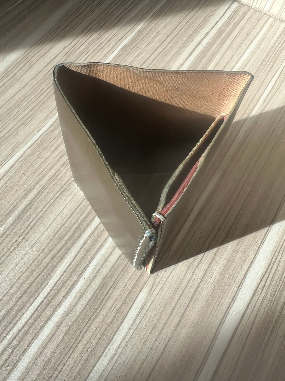 Photo by elmer.richard on December 5, 2025 of the Sentillanosa Minimalist Trifold Wallet in Shinki Olive Shell Cordovan.