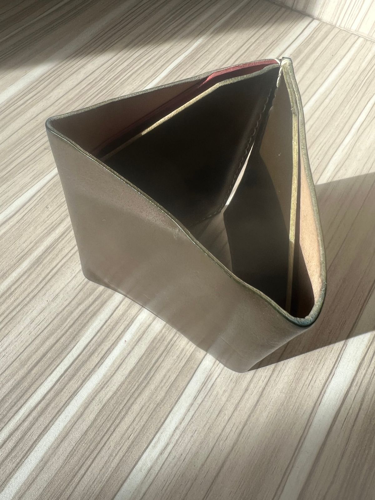 Photo by elmer.richard on December 5, 2025 of the Sentillanosa Minimalist Trifold Wallet in Shinki Olive Shell Cordovan.