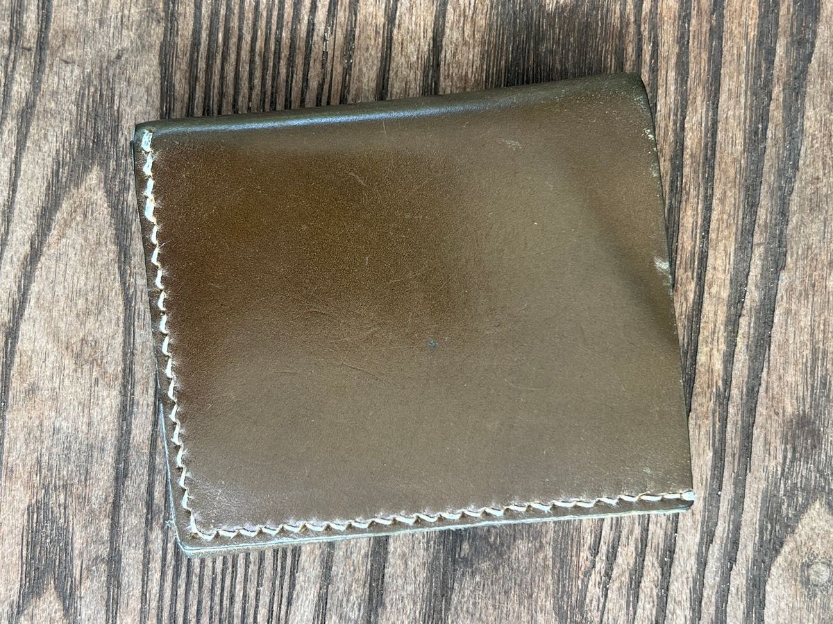 Photo by elmer.richard on January 5, 2026 of the Sentillanosa Minimalist Trifold Wallet in Shinki Olive Shell Cordovan.