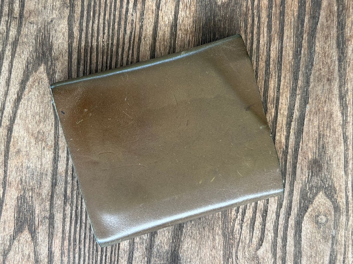 Photo by elmer.richard on January 5, 2026 of the Sentillanosa Minimalist Trifold Wallet in Shinki Olive Shell Cordovan.