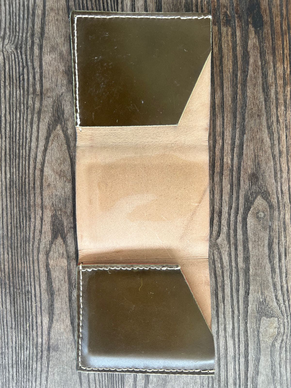 Photo by elmer.richard on January 5, 2026 of the Sentillanosa Minimalist Trifold Wallet in Shinki Olive Shell Cordovan.