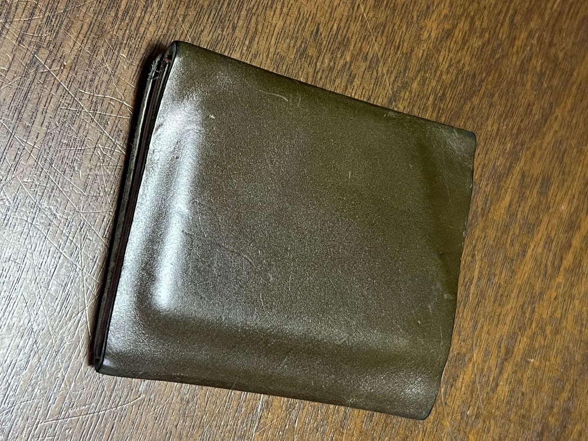 Photo by elmer.richard on February 4, 2026 of the Sentillanosa Minimalist Trifold Wallet in Shinki Olive Shell Cordovan.
