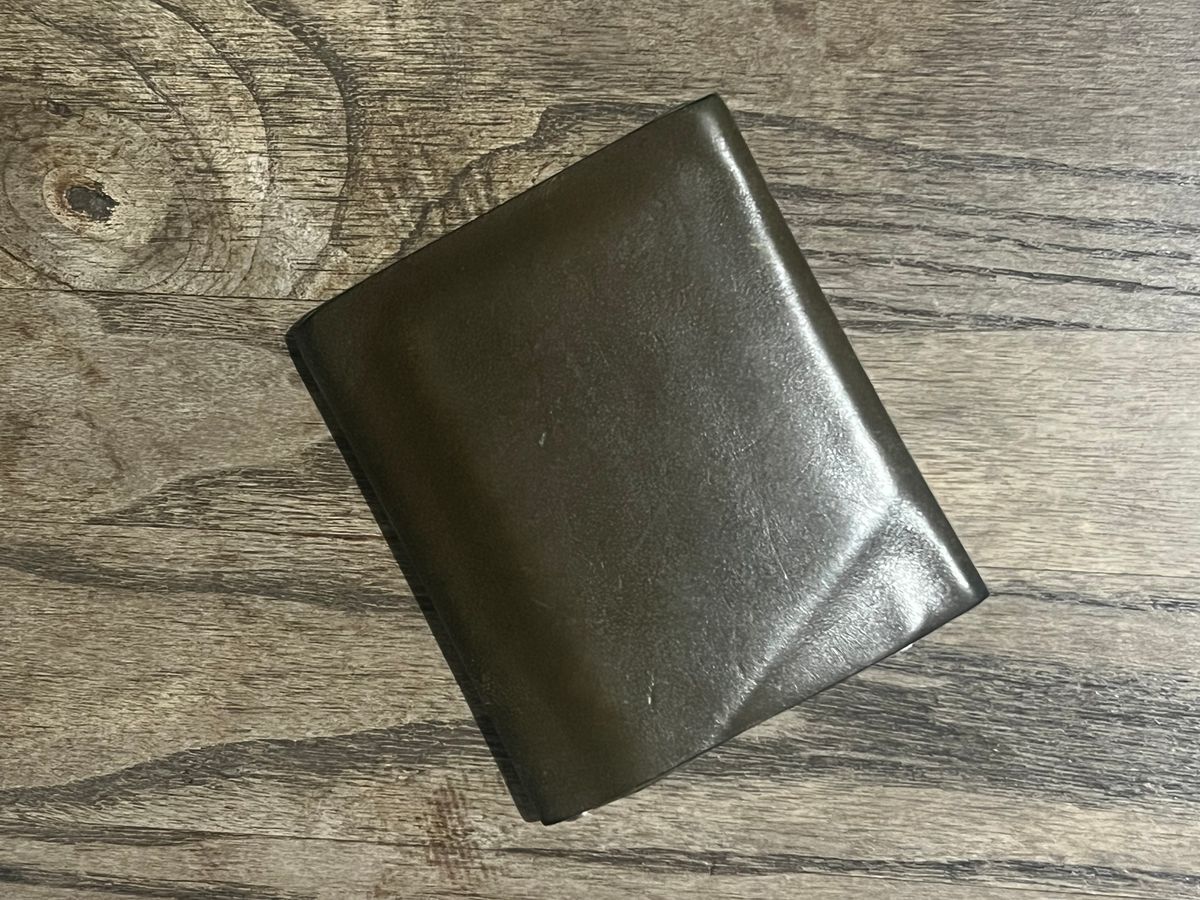 Photo by elmer.richard on March 4, 2026 of the Sentillanosa Minimalist Trifold Wallet in Shinki Olive Shell Cordovan.