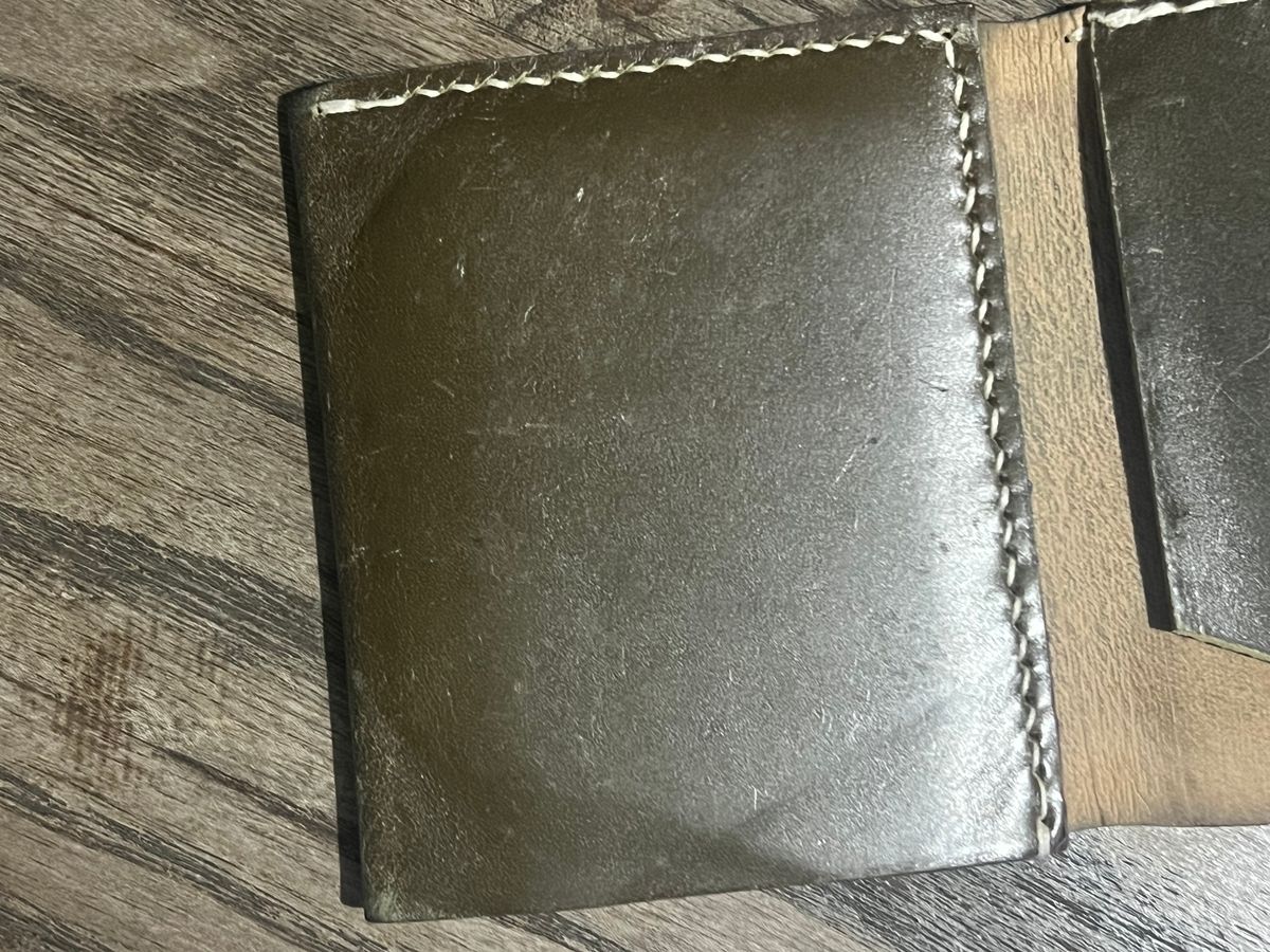 Photo by elmer.richard on March 4, 2026 of the Sentillanosa Minimalist Trifold Wallet in Shinki Olive Shell Cordovan.