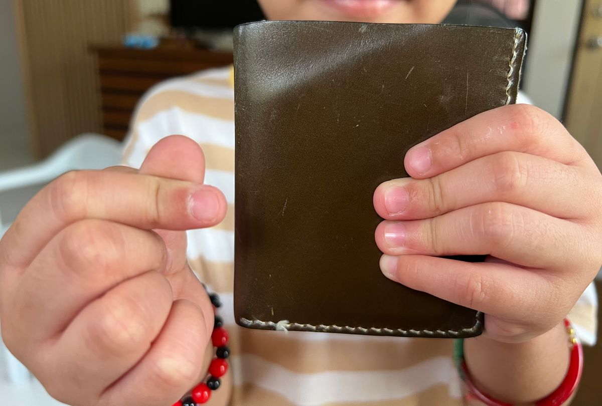 Photo by elmer.richard on April 6, 2026 of the Sentillanosa Minimalist Trifold Wallet in Shinki Olive Shell Cordovan.