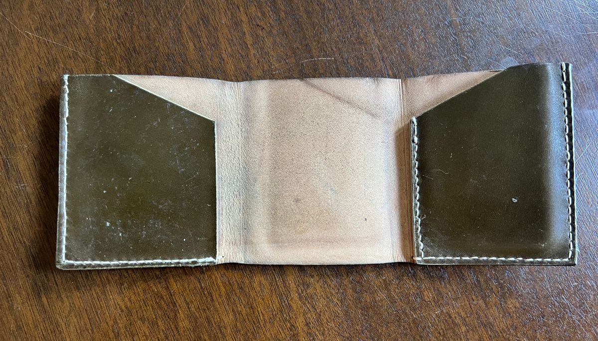 Photo by elmer.richard on April 6, 2026 of the Sentillanosa Minimalist Trifold Wallet in Shinki Olive Shell Cordovan.