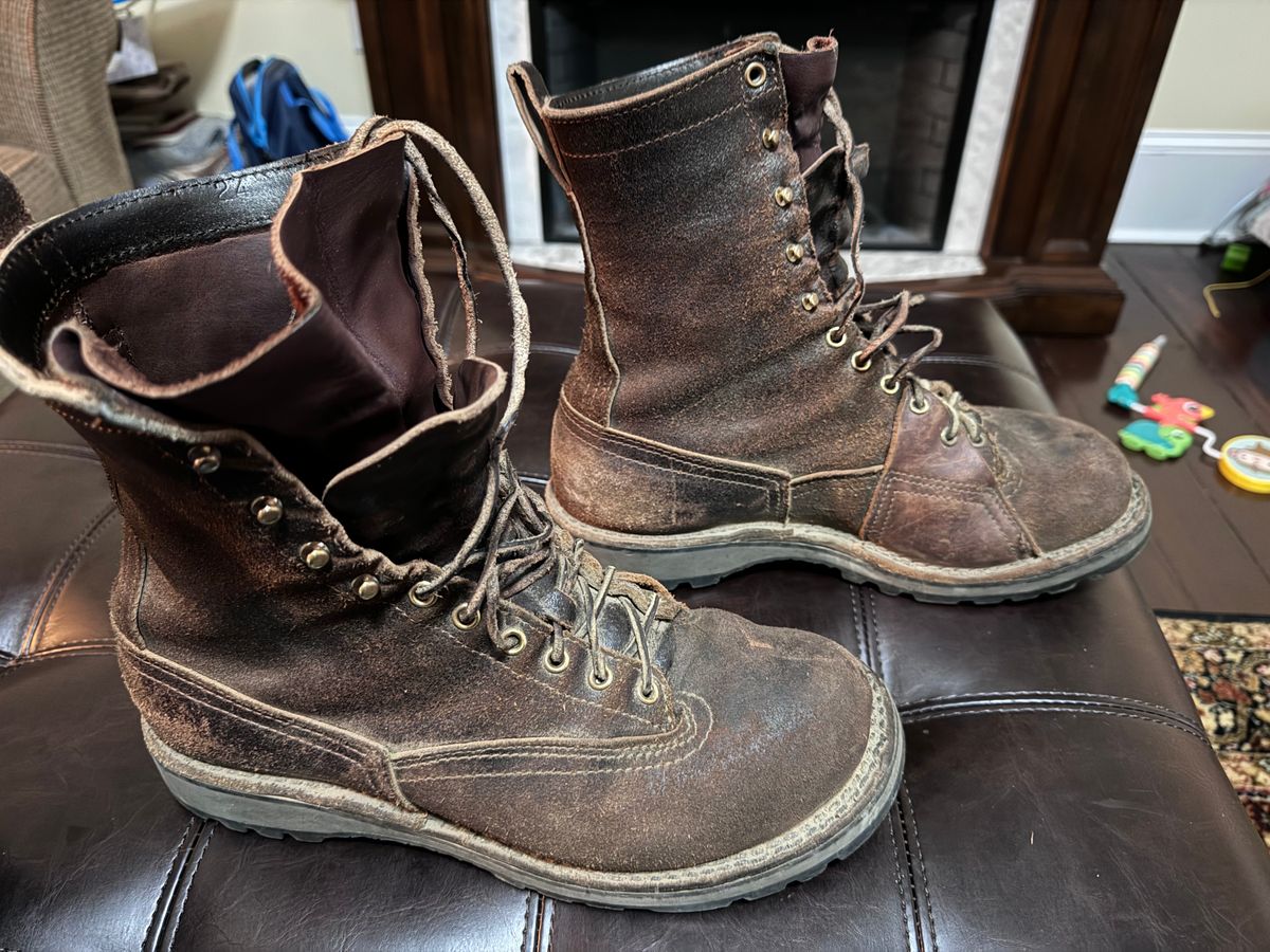 Photo by DocLineman on June 3, 2024 of the Nicks x Rose Anvil ND3 in Horween Brown Waxed Flesh & Seidel 1964 Brown.