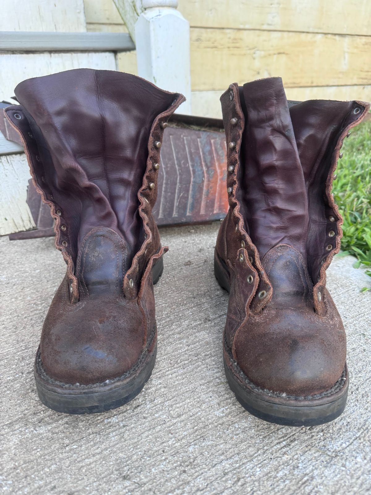 Photo by DocLineman on July 4, 2024 of the Nicks x Rose Anvil ND3 in Horween Brown Waxed Flesh & Seidel 1964 Brown.