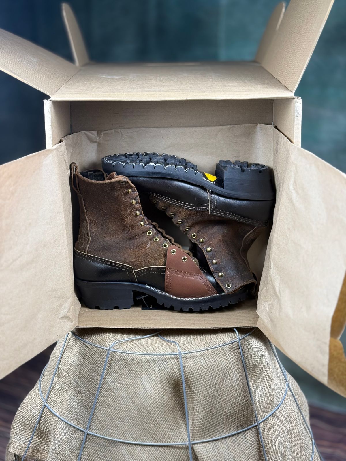 Photo by DocLineman on March 17, 2025 of the Nicks x Rose Anvil ND3 in Horween Brown Waxed Flesh & Seidel 1964 Brown.