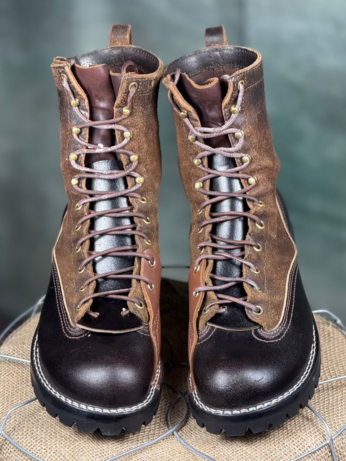 Photo by DocLineman on March 17, 2025 of the Nicks x Rose Anvil ND3 in Horween Brown Waxed Flesh & Seidel 1964 Brown.