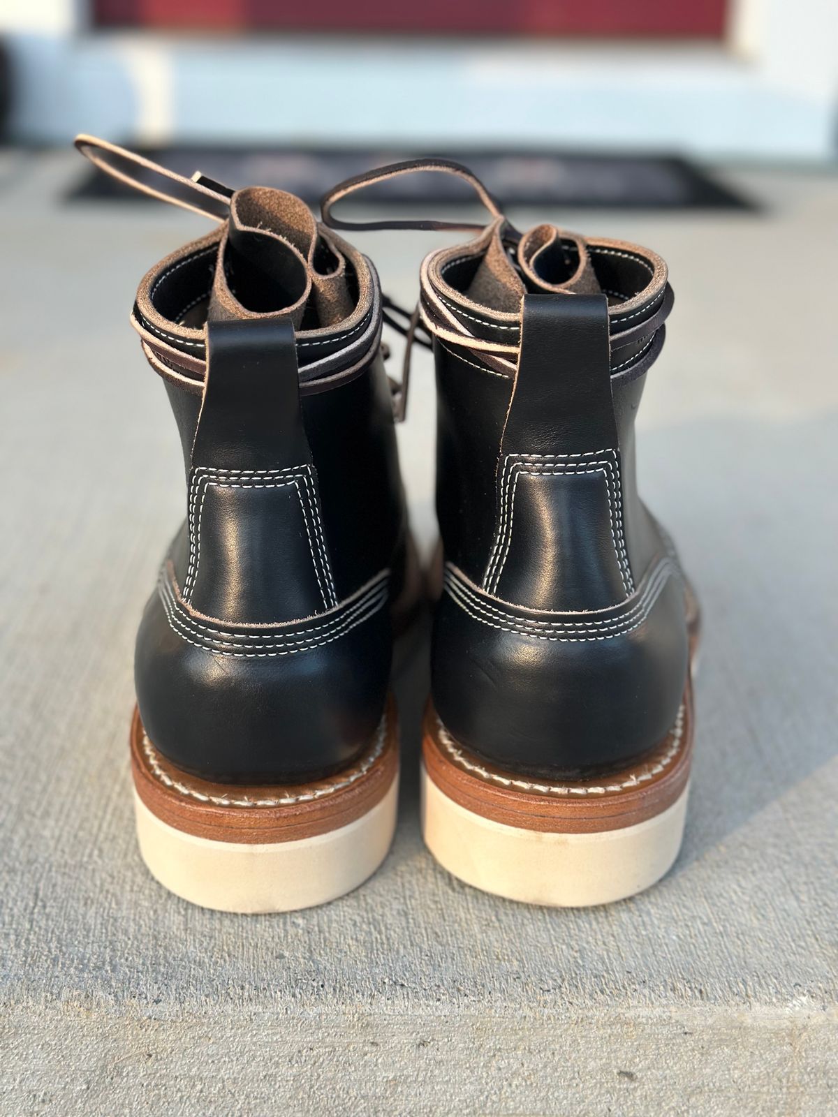 Photo by DexterityDev on October 1, 2023 of the White's 350 Cruiser in Horween Black Chromexcel.