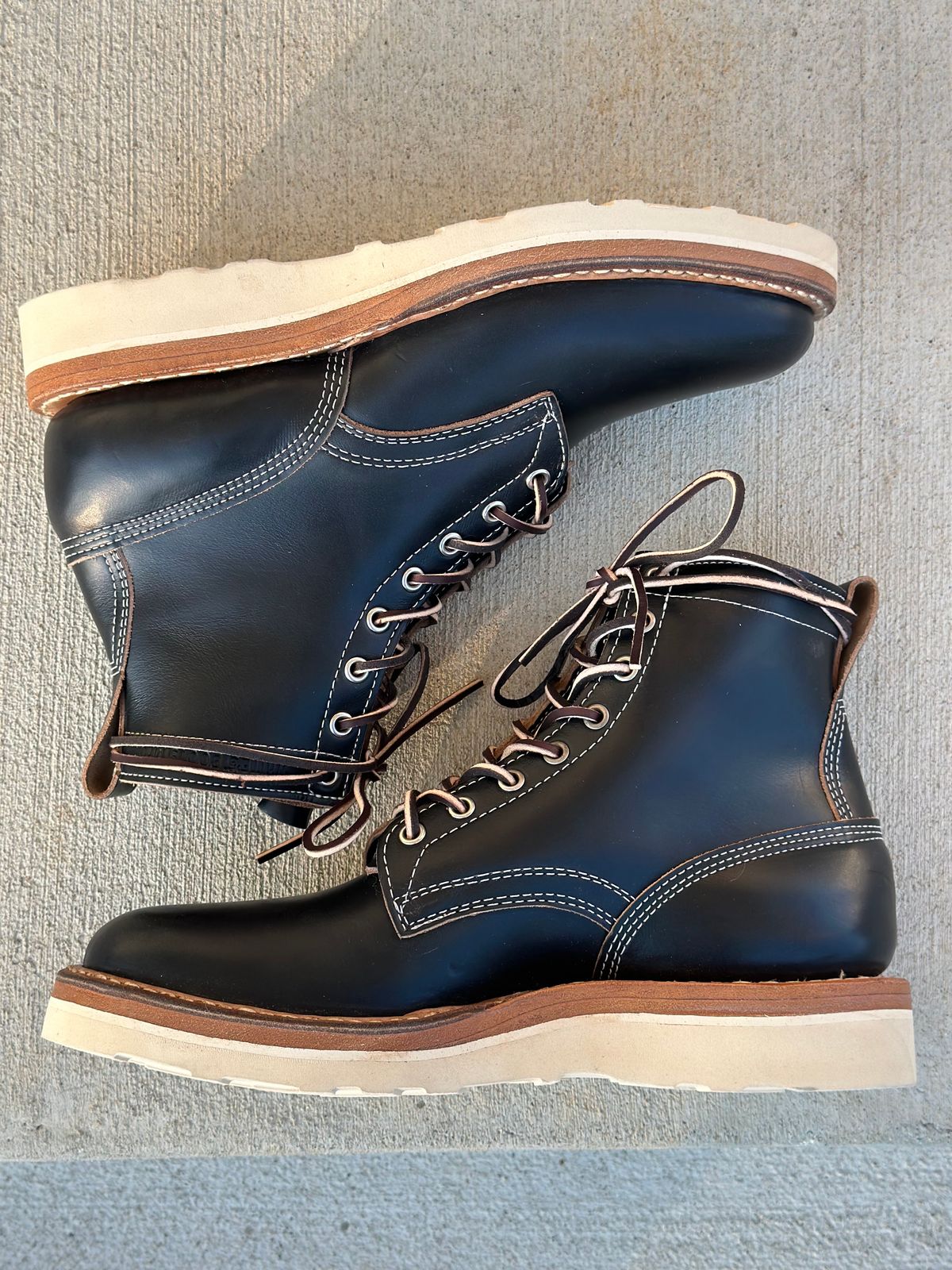 Photo by DexterityDev on October 1, 2023 of the White's 350 Cruiser in Horween Black Chromexcel.