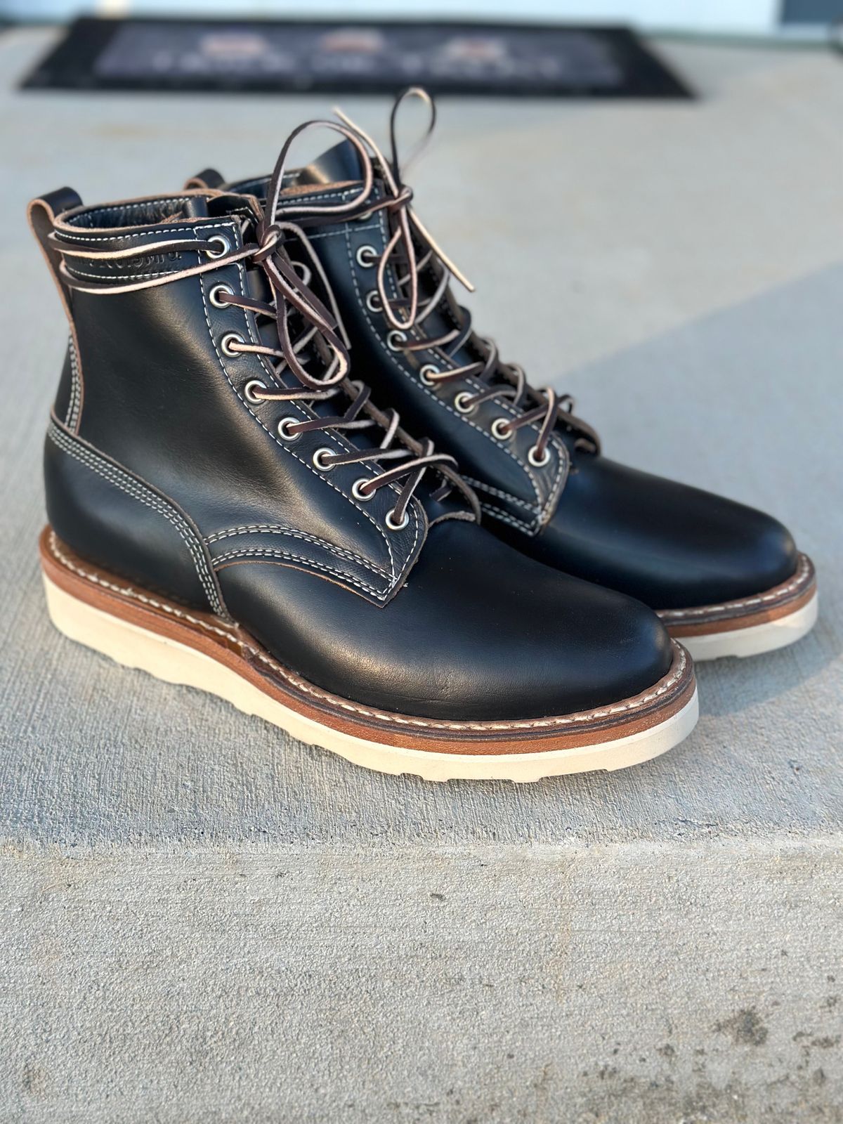 Photo by DexterityDev on October 1, 2023 of the White's 350 Cruiser in Horween Black Chromexcel.