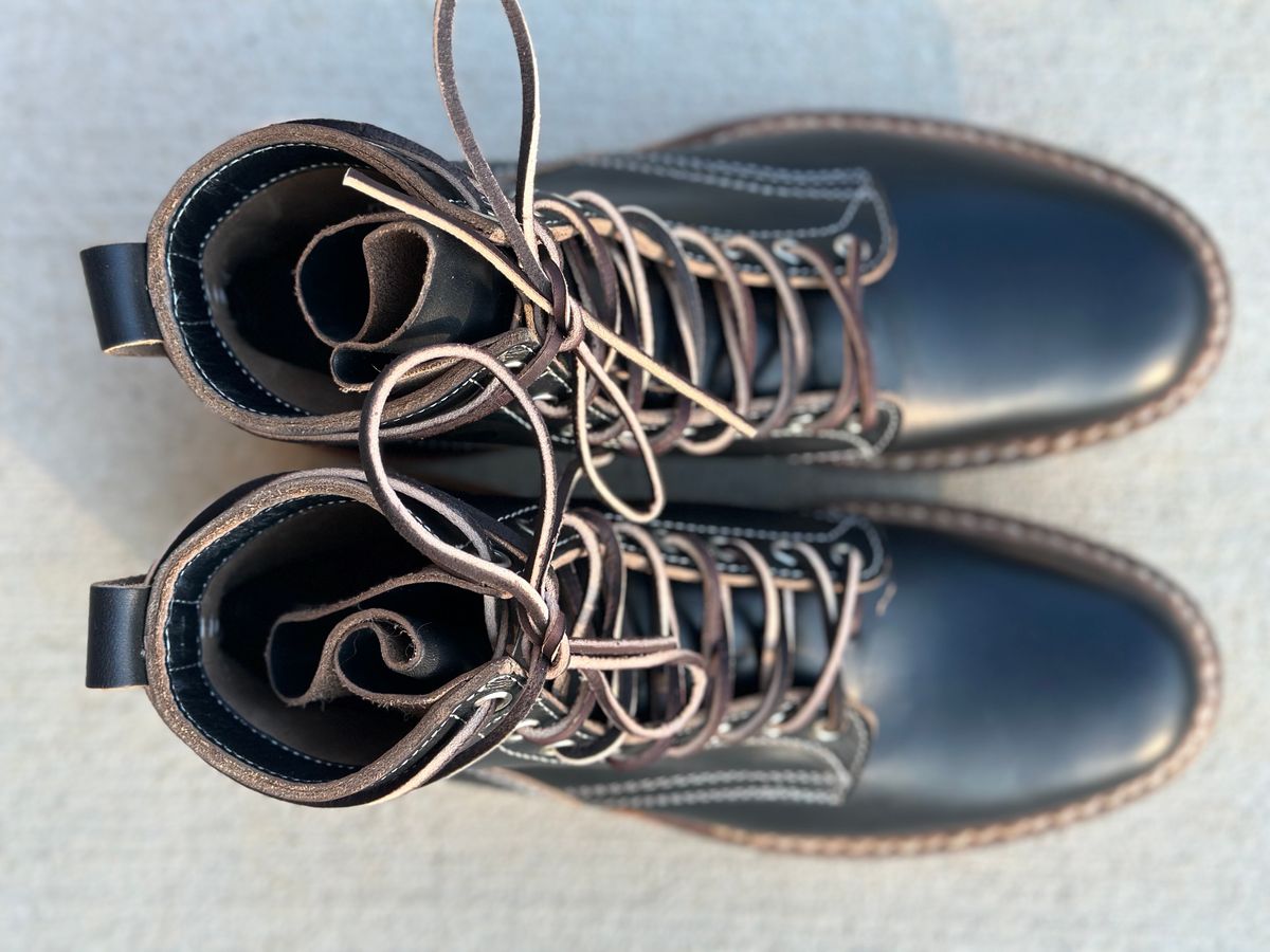 Photo by DexterityDev on October 1, 2023 of the White's 350 Cruiser in Horween Black Chromexcel.