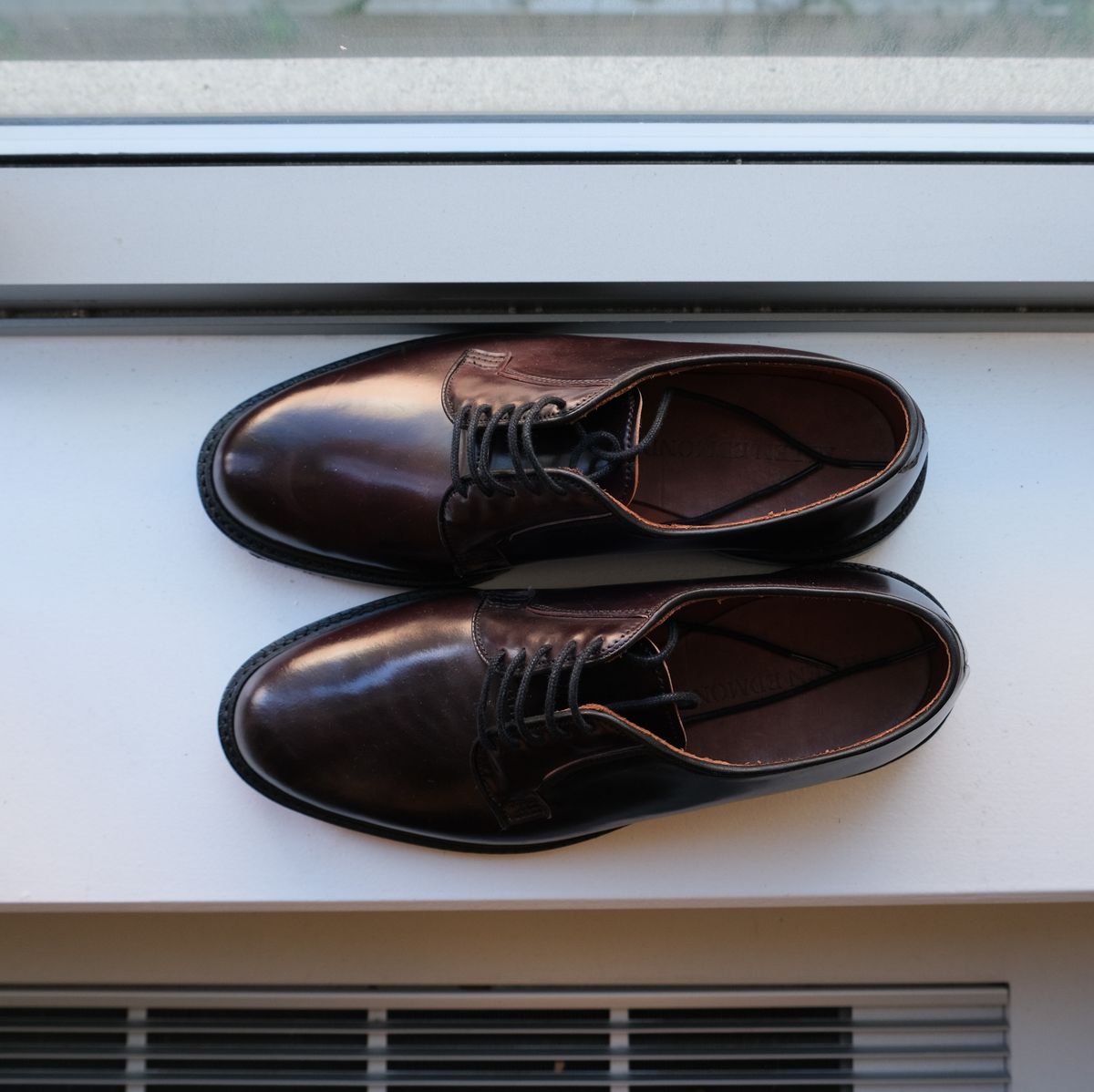 Photo by ExtrovertedIntrovert on October 13, 2023 of the Allen Edmonds Leeds in Horween Color 8 Shell Cordovan.