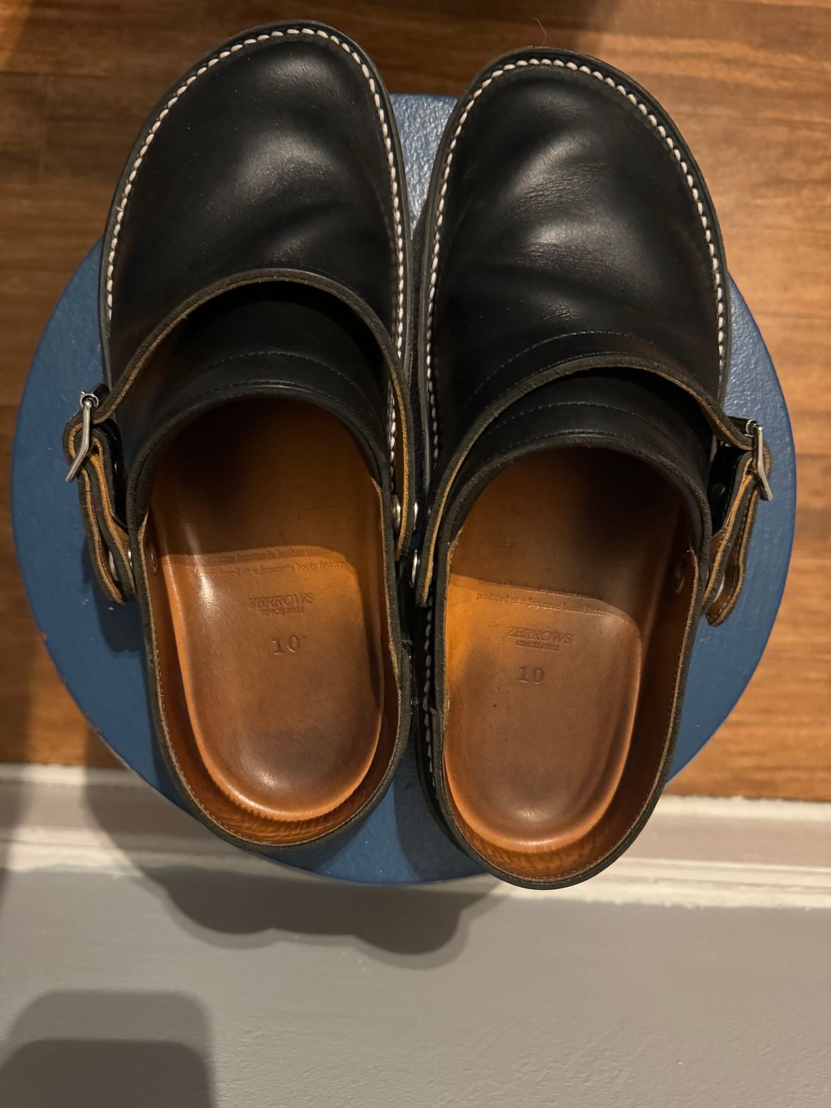 Photo by mister_stantastic on January 4, 2024 of the Zerrows Sabot Sandal in Horween Black Chromexcel.