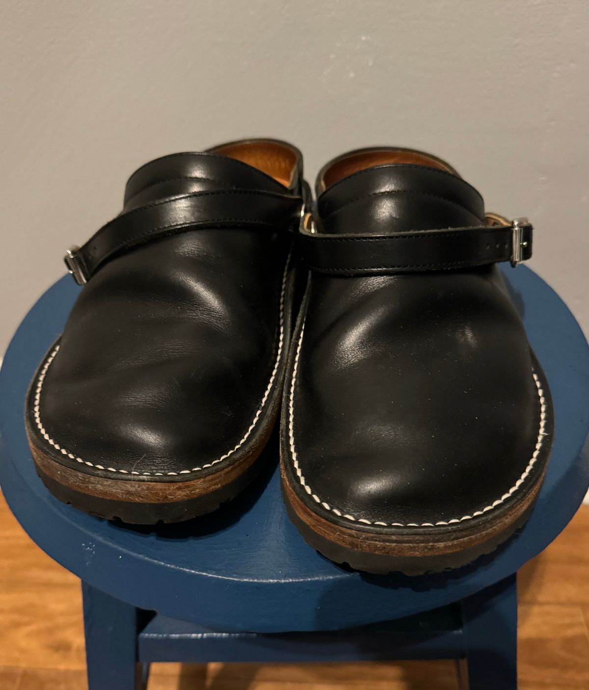Photo by mister_stantastic on January 4, 2024 of the Zerrows Sabot Sandal in Horween Black Chromexcel.