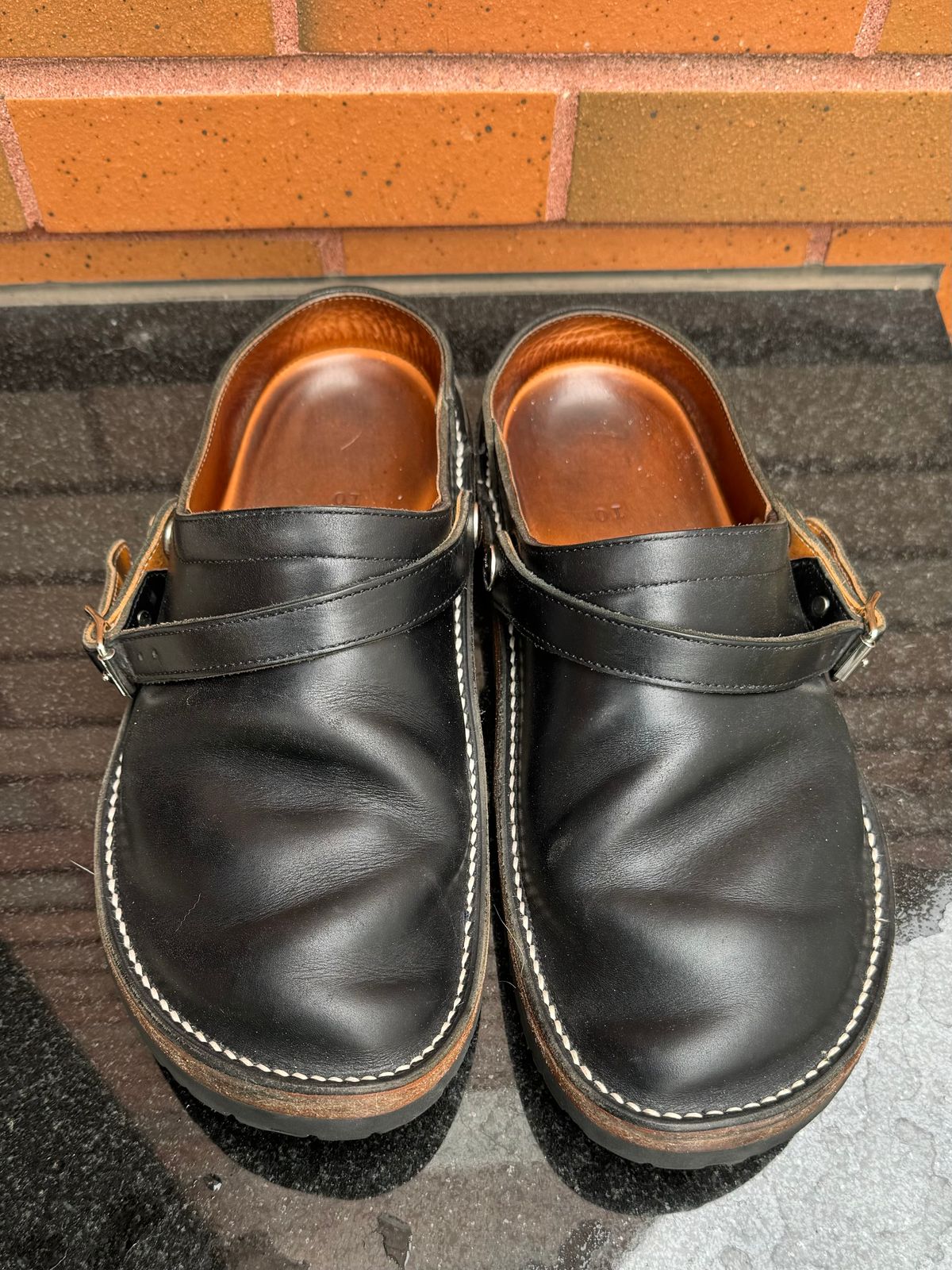 Photo by mister_stantastic on April 1, 2024 of the Zerrows Sabot Sandal in Horween Black Chromexcel.