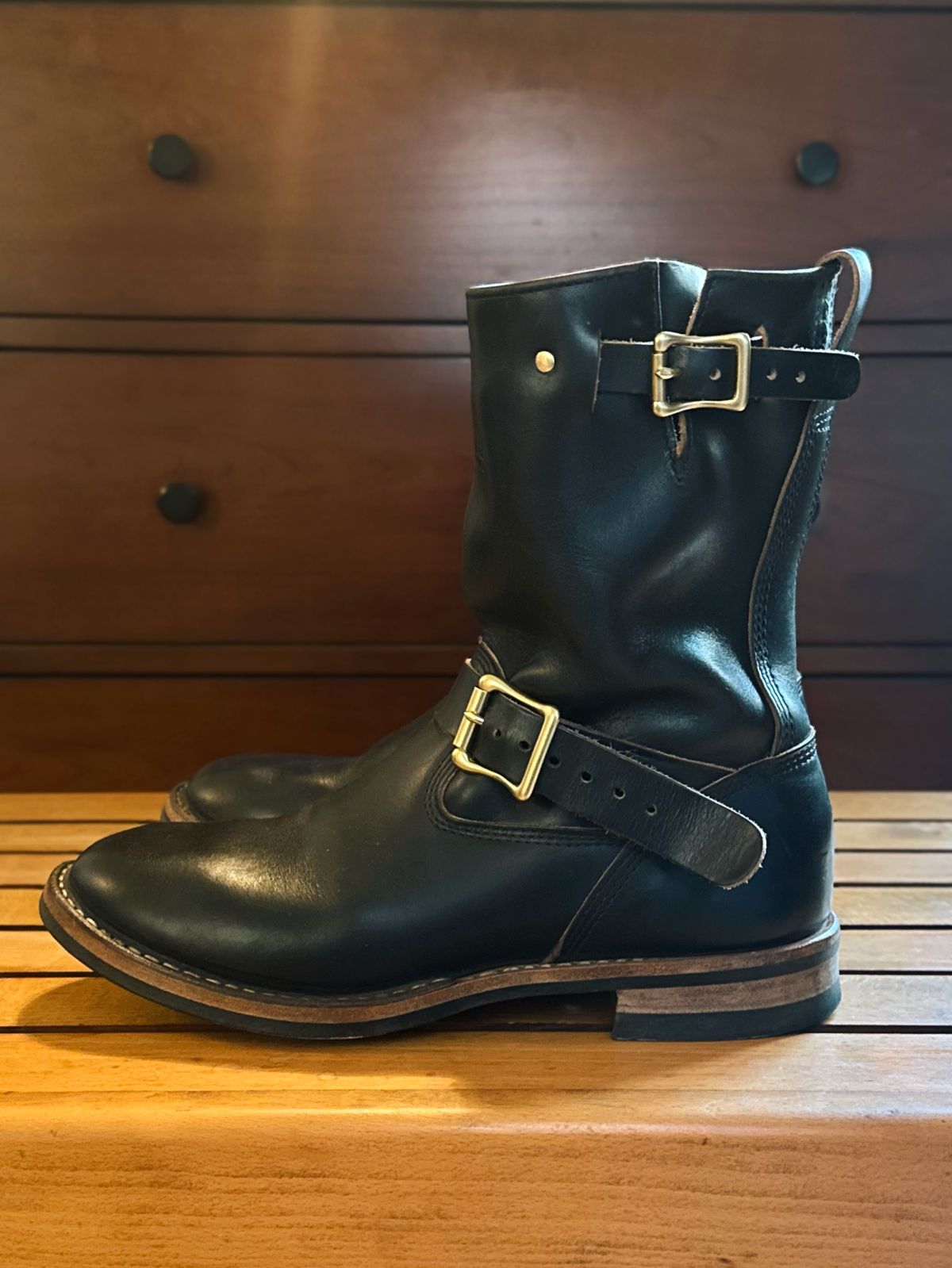 Photo by old_walrus on October 5, 2025 of the White's Max Schaaf 4Q x White's Engineer in Horween Black Chromexcel.