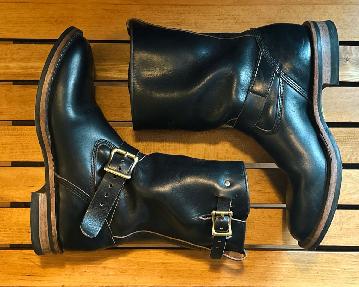 Photo by old_walrus on October 5, 2025 of the White's Max Schaaf 4Q x White's Engineer in Horween Black Chromexcel.