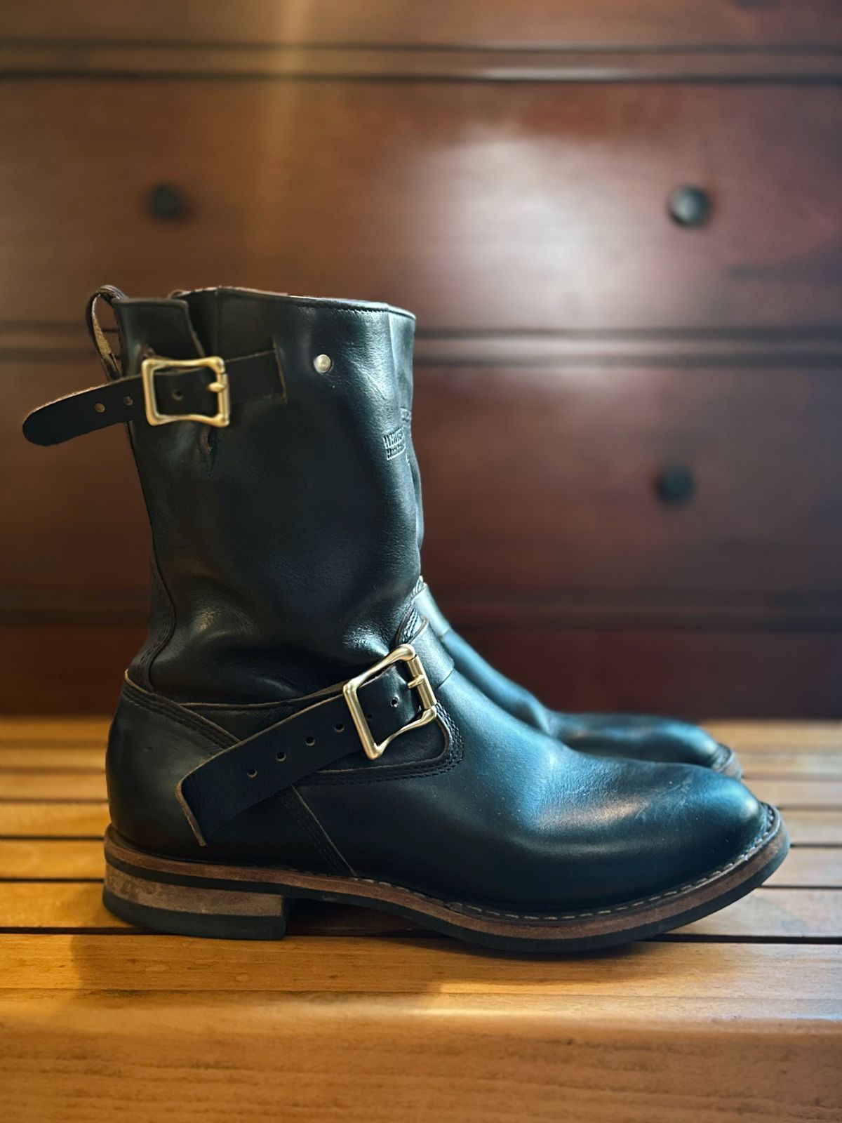 Photo by old_walrus on October 5, 2025 of the White's Max Schaaf 4Q x White's Engineer in Horween Black Chromexcel.