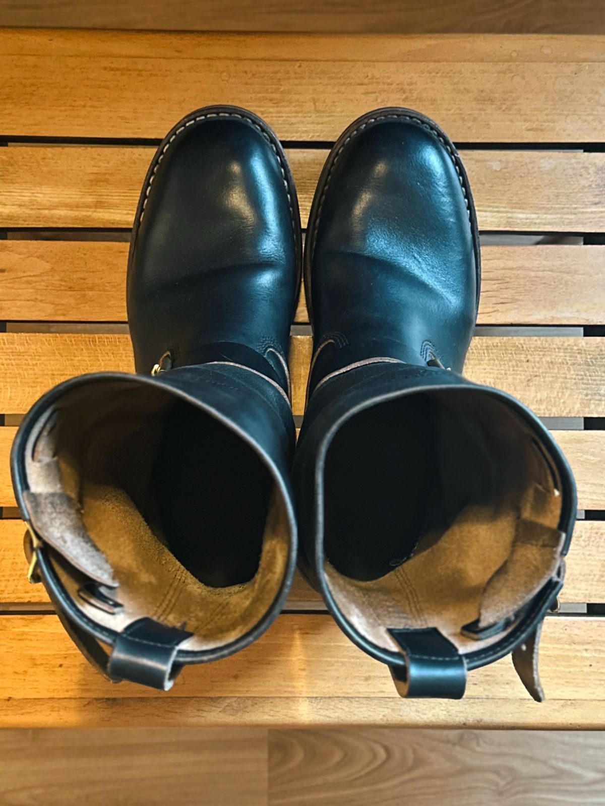 Photo by old_walrus on October 5, 2025 of the White's Max Schaaf 4Q x White's Engineer in Horween Black Chromexcel.
