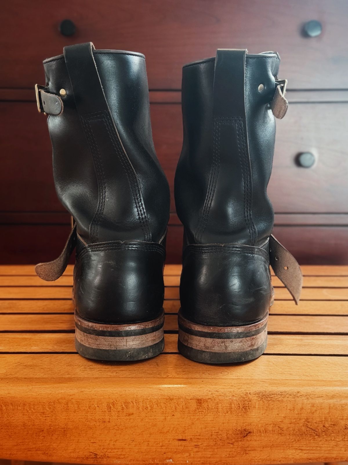 Photo by old_walrus on November 2, 2025 of the White's Max Schaaf 4Q x White's Engineer in Horween Black Chromexcel.