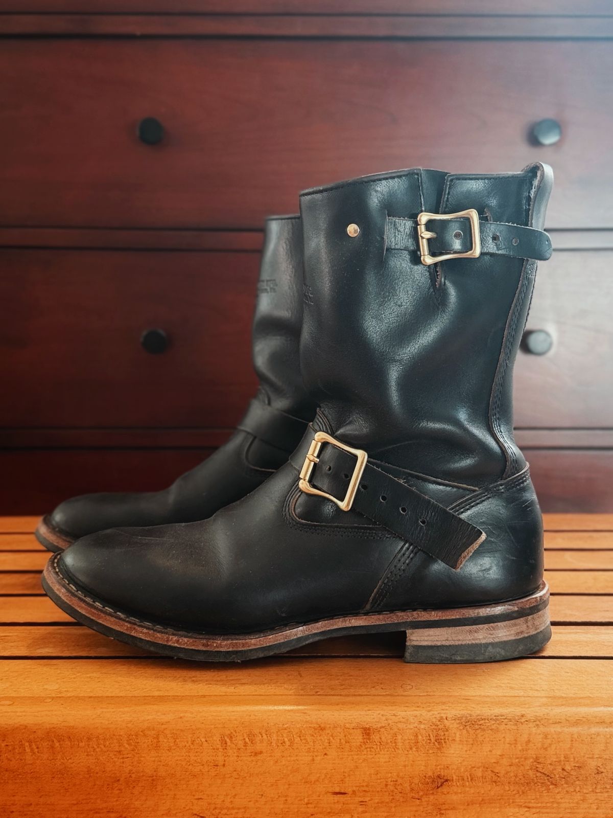 Photo by old_walrus on November 2, 2025 of the White's Max Schaaf 4Q x White's Engineer in Horween Black Chromexcel.