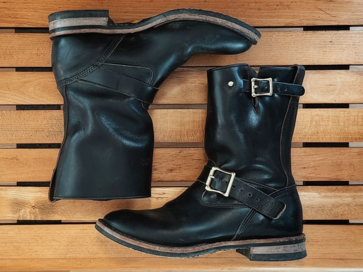 Photo by old_walrus on November 2, 2025 of the White's Max Schaaf 4Q x White's Engineer in Horween Black Chromexcel.