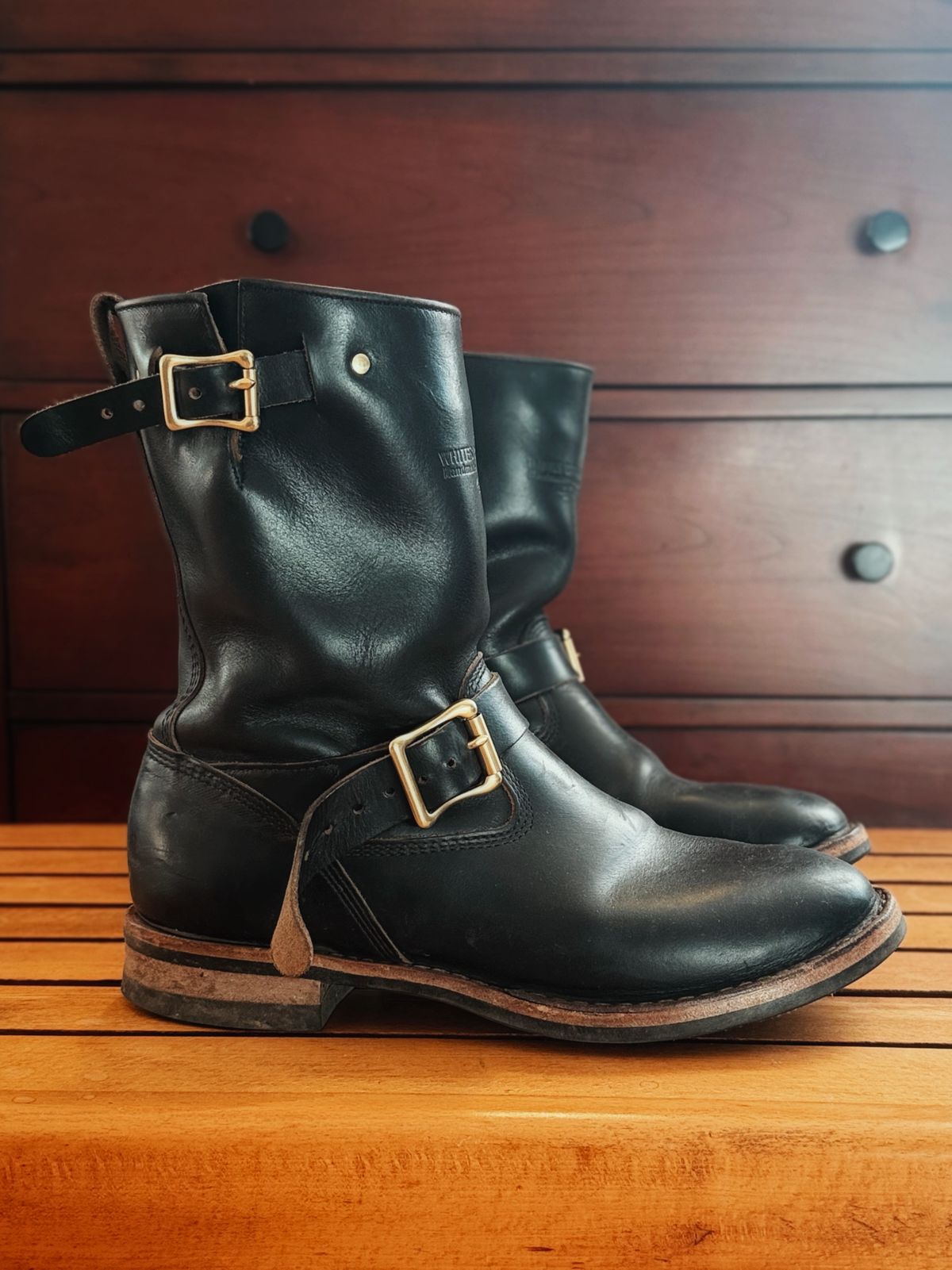 Photo by old_walrus on November 2, 2025 of the White's Max Schaaf 4Q x White's Engineer in Horween Black Chromexcel.