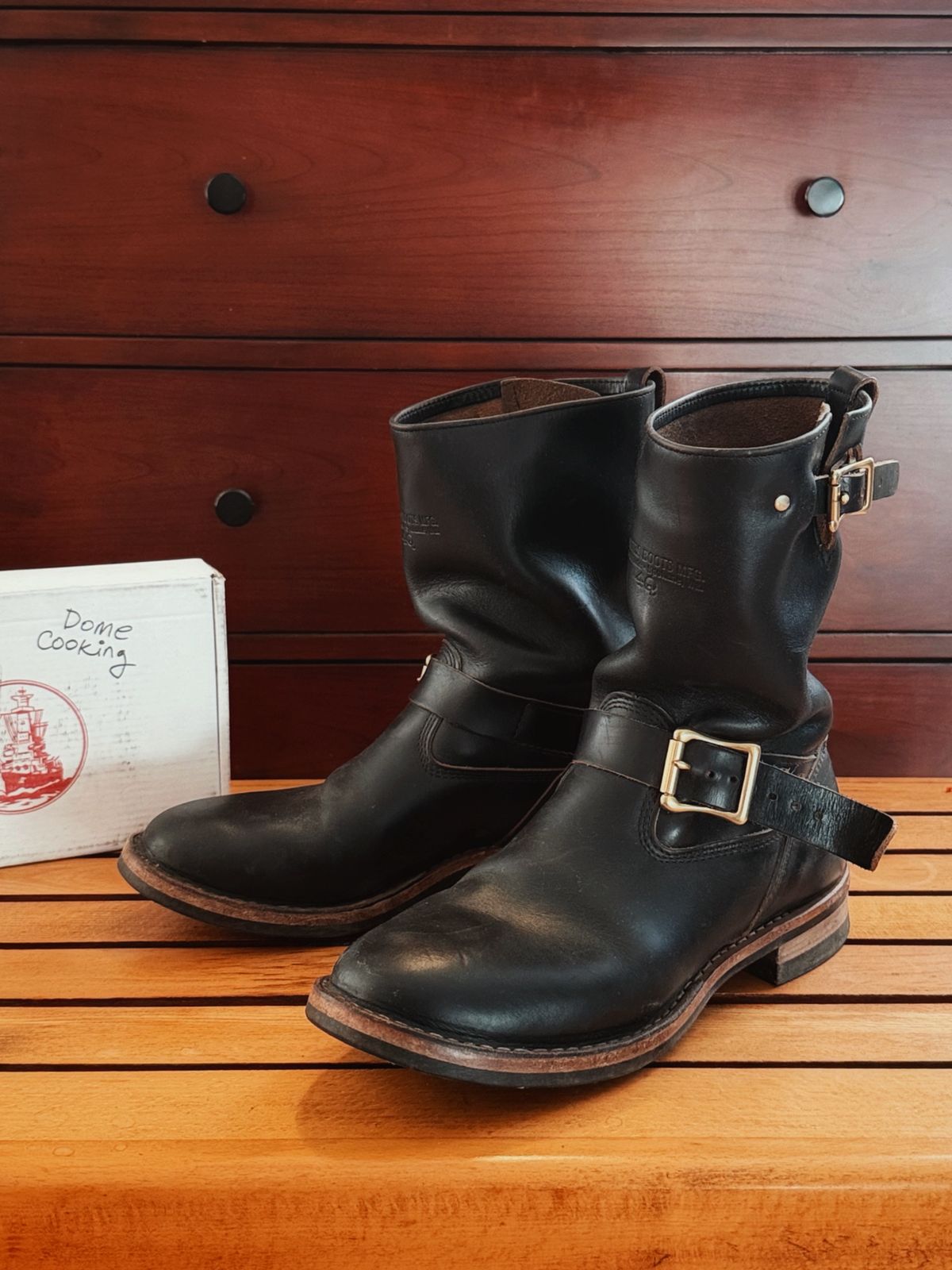 Photo by old_walrus on November 2, 2025 of the White's Max Schaaf 4Q x White's Engineer in Horween Black Chromexcel.